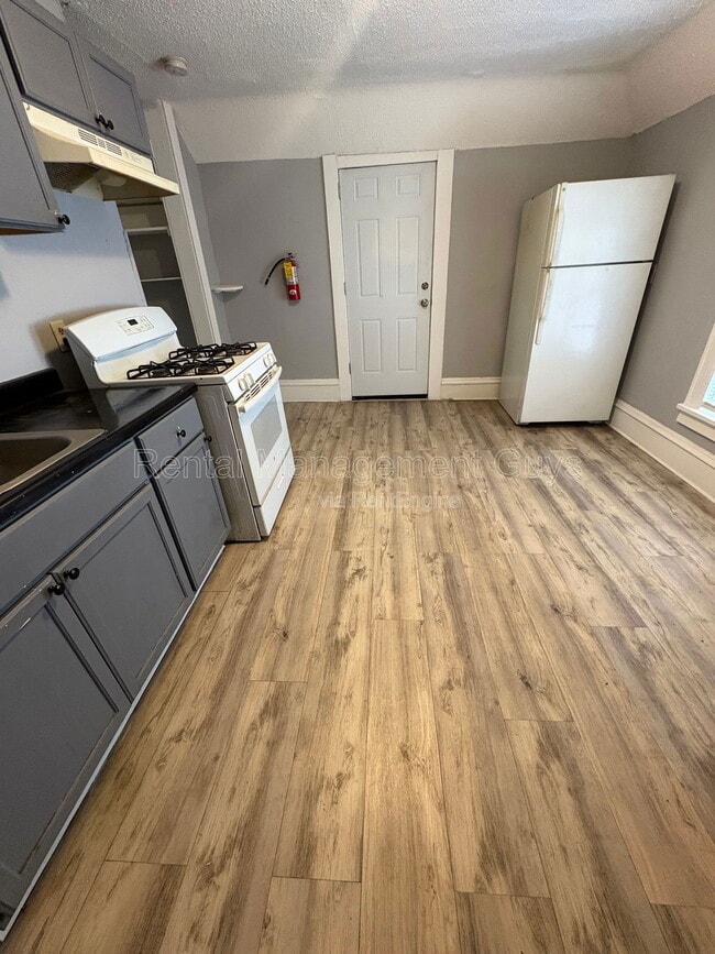 Building Photo - 4209 N Bryant Ave