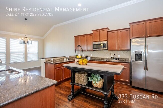 Building Photo - 833 TUSCAN Rd