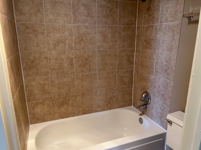 Building Photo - 302 E 17th St