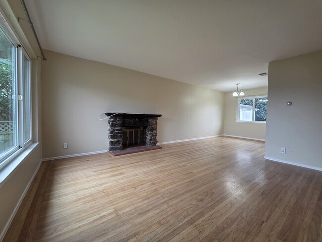 Building Photo - 2440 Maywood Dr