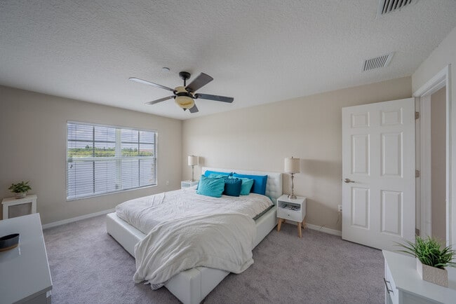 Building Photo - Town Home For Rent in Lake Brandon!