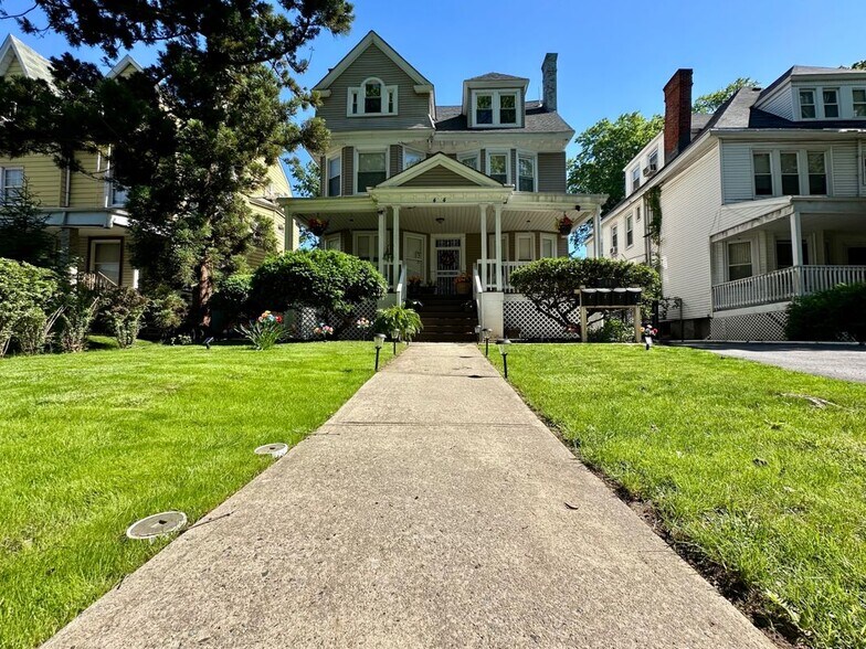 Primary Photo - 44 Chestnut St