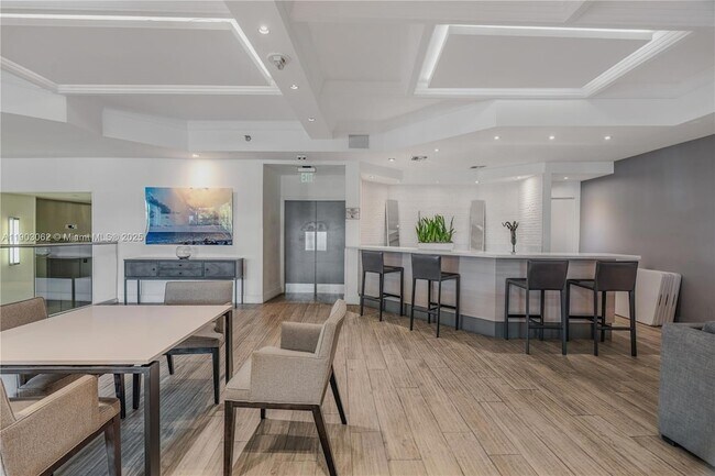 Building Photo - 100 Lincoln Rd