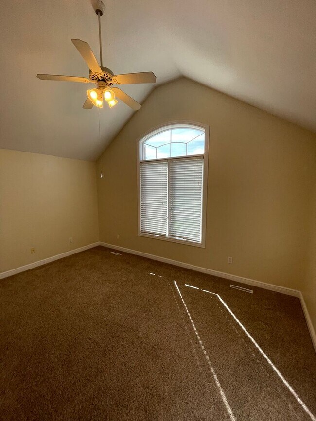 Building Photo - Very spacious 3 bed 2 bath 3 car garage!  ...