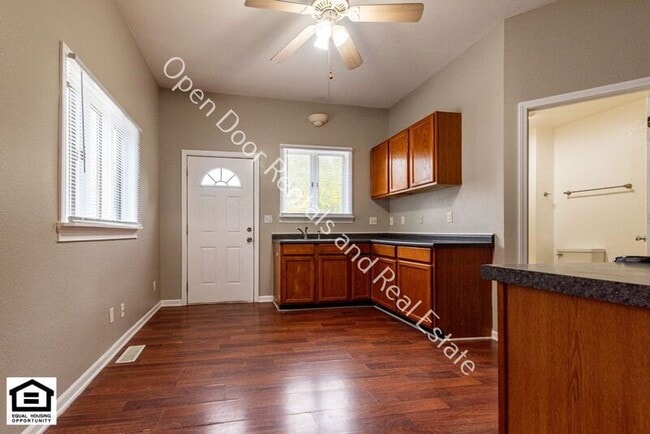 Building Photo - 733 3rd St