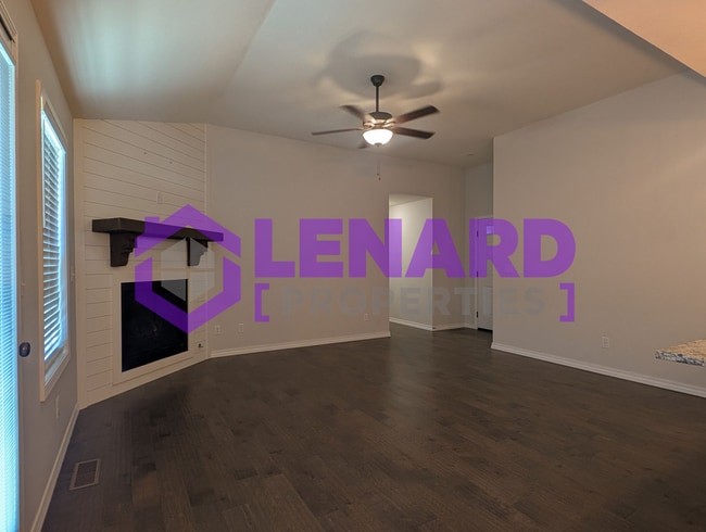 Building Photo - Spacious 3 Bedroom Home!