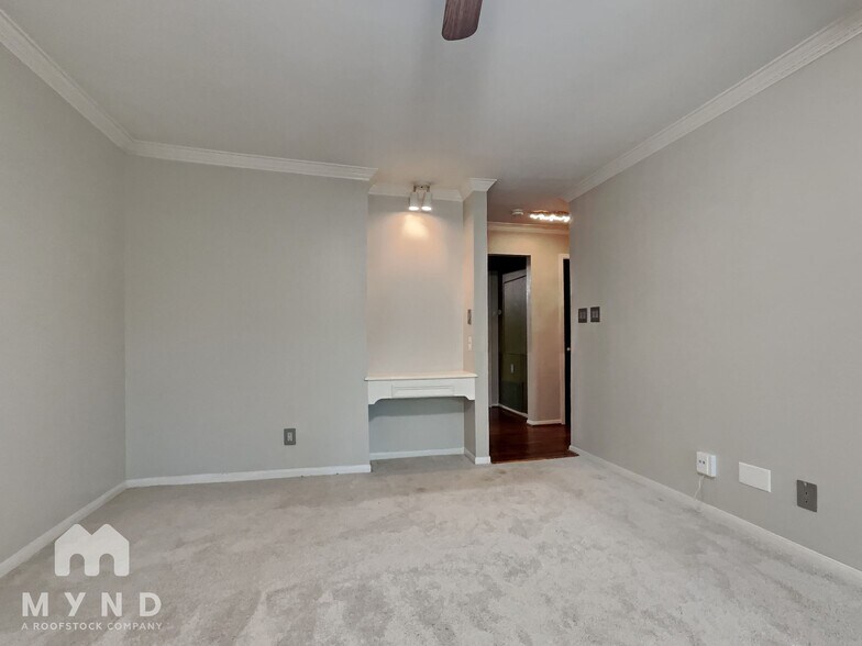 Building Photo - 8211 Katy Fwy