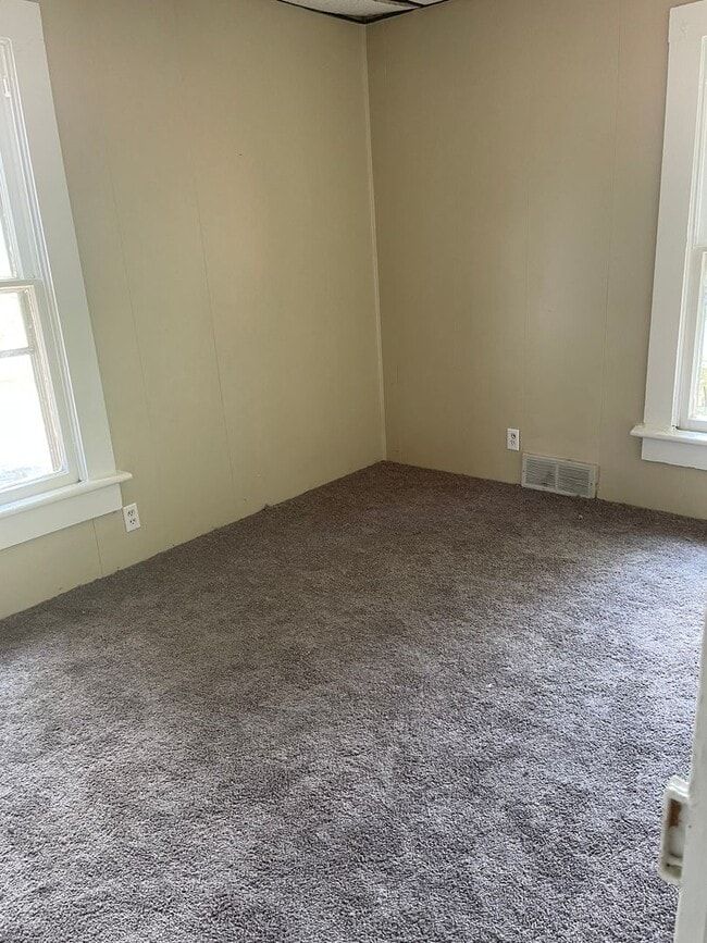 Building Photo - 2 Bdrm - 2 Bath Home