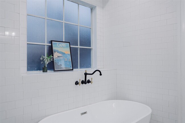 Building Photo - 17527 Sandy Cliffs Dr