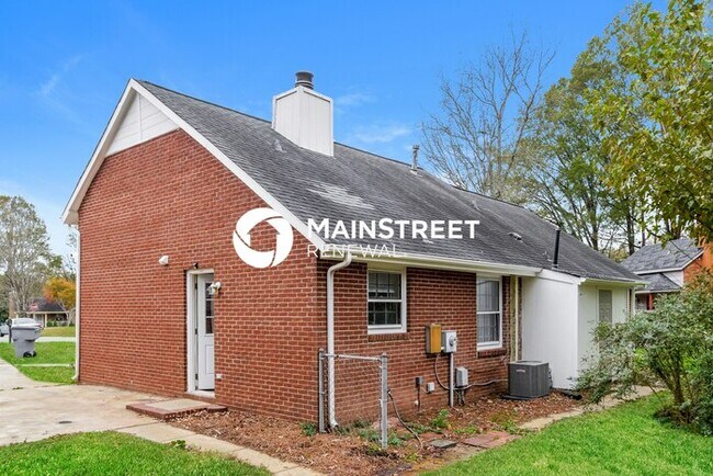 Building Photo - 3 Bedroom Pet-Friendly Home in Charlotte, NC with Main Street Renewal