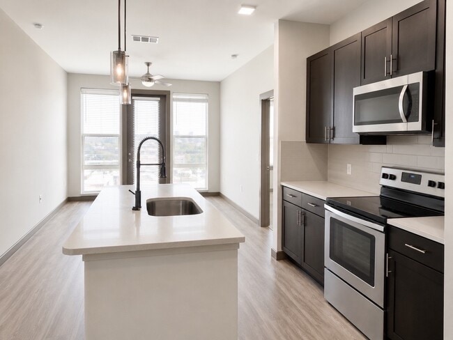 Building Photo - 1111 N Durham Dr
