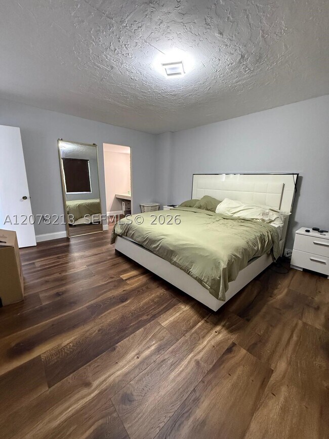 Building Photo - 1351 NE Miami Gardens Dr