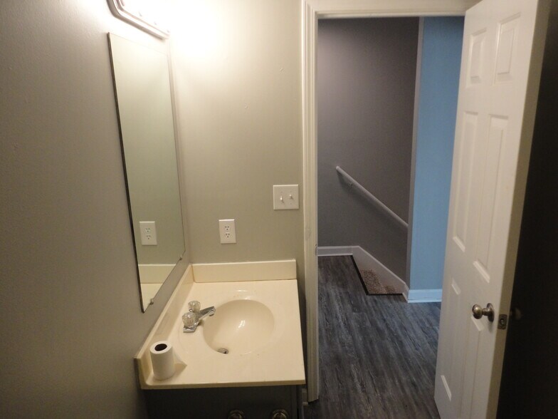 Upstairs Bathroom - 118 Simbas Path