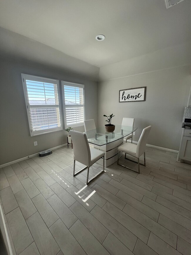 Building Photo - 7600 Silver Crk Ct