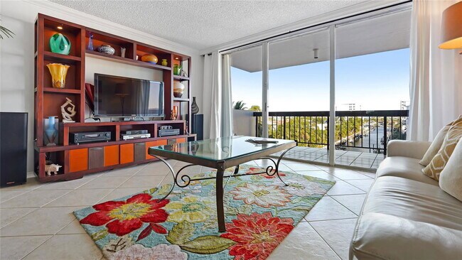 Building Photo - 4800 Bayview Dr