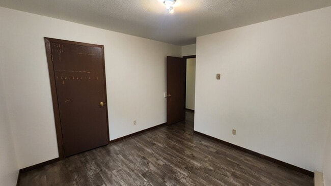 Building Photo - 3 Bedroom Duplex with Attached Garage & La...
