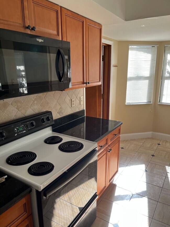 Building Photo - Spacious 3/3 home in Highlands
