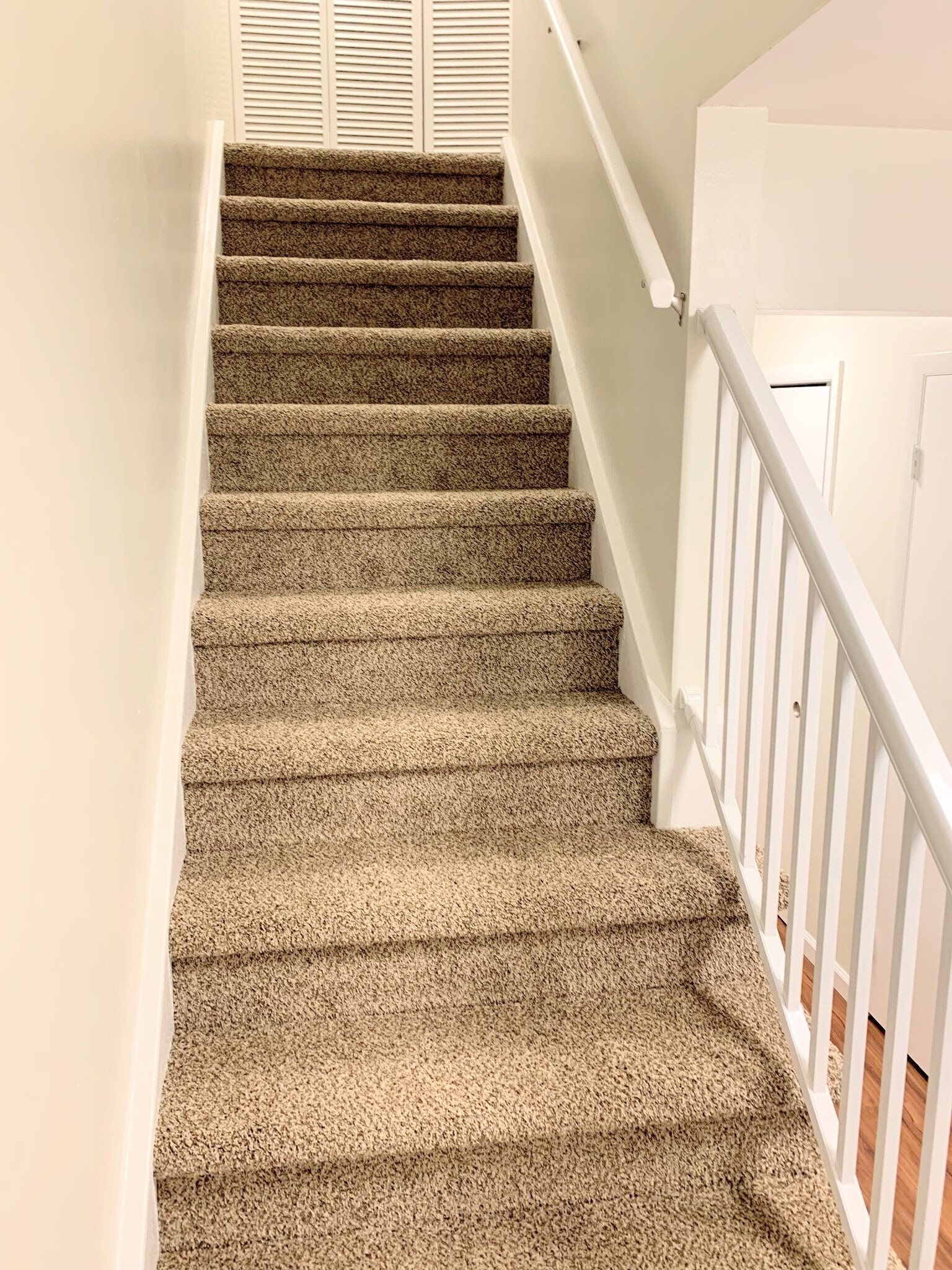 This is *not* an actual picture of the property. This is a picture of an identical unit in the same complex with similar finishes. Actual photos will be uploaded after 4/1/21 when the new carpet is installed. - 1005 Willow Green Dr