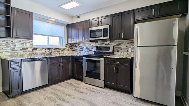 Building Photo - 9463 Bay Colony Dr