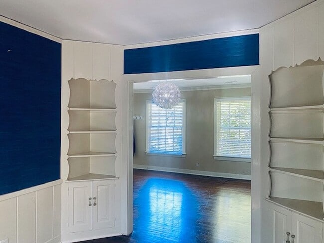 Building Photo - Modern Upstairs Unit in the Highly Desirab...