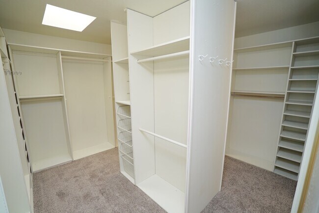 Building Photo - Old Orchard 1 - 4 Bedroom Home in Valencia!