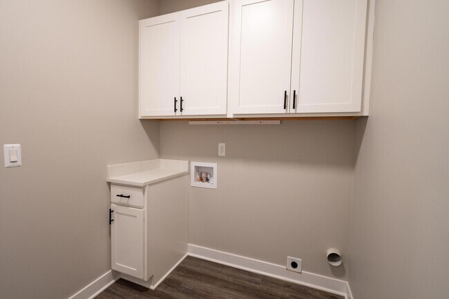 Building Photo - 8452 Oak Shade Cir