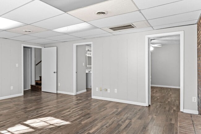 Building Photo - Newly Updated 4bd/3bth in Seymour!