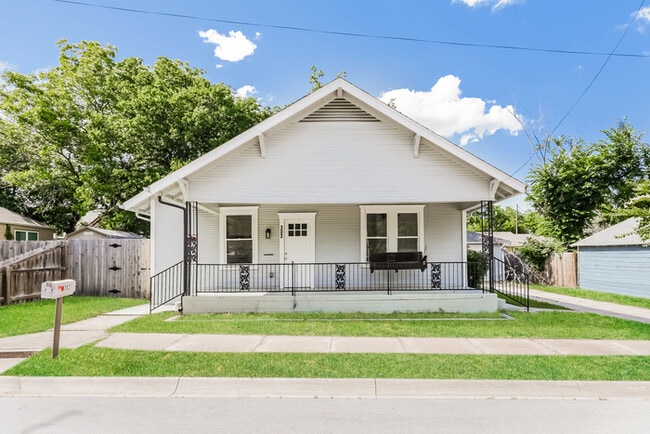 Building Photo - 302 W Dabney St
