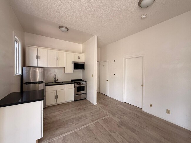 Building Photo - 563 Steiner St