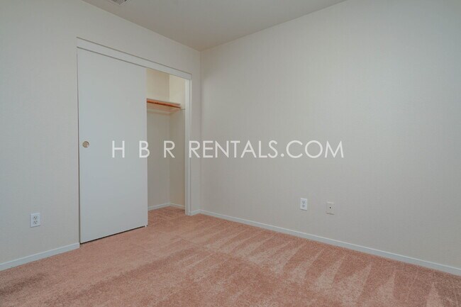 Building Photo - Charming 4-Bed, 2.5-Bath Home in Tracy’s E...
