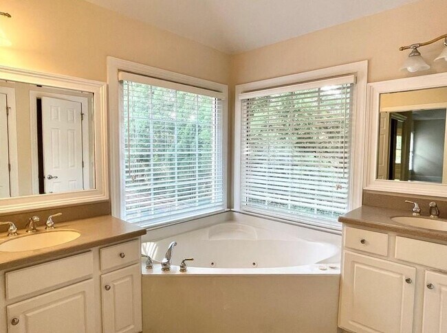 Building Photo - 455 Wembley Cir