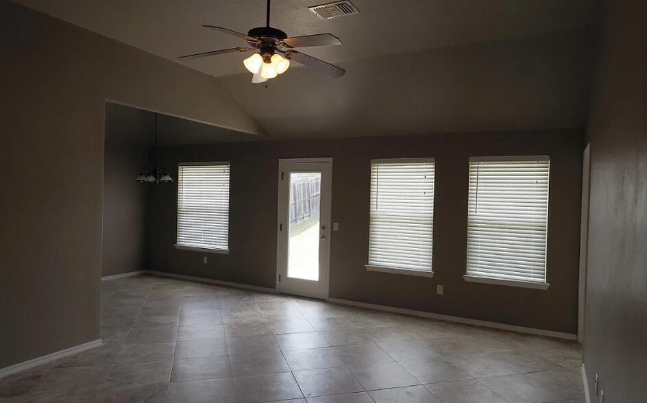 Building Photo - 233 Tecumseh Meadows Dr