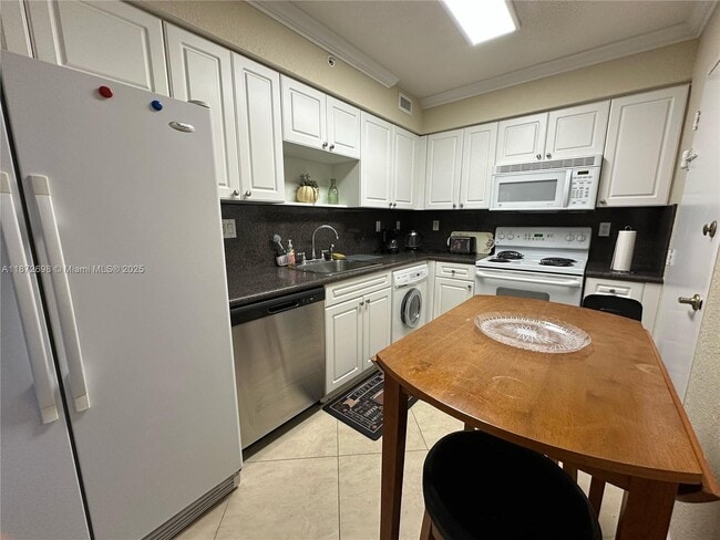 Building Photo - 2501 S Ocean Dr