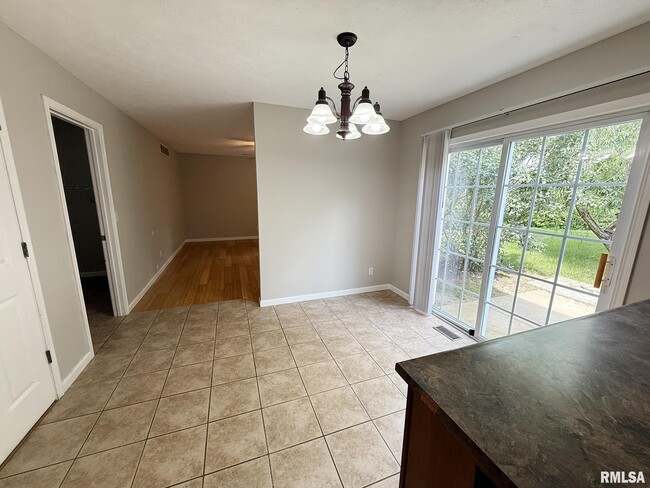 Building Photo - 2119 W Miners Dr