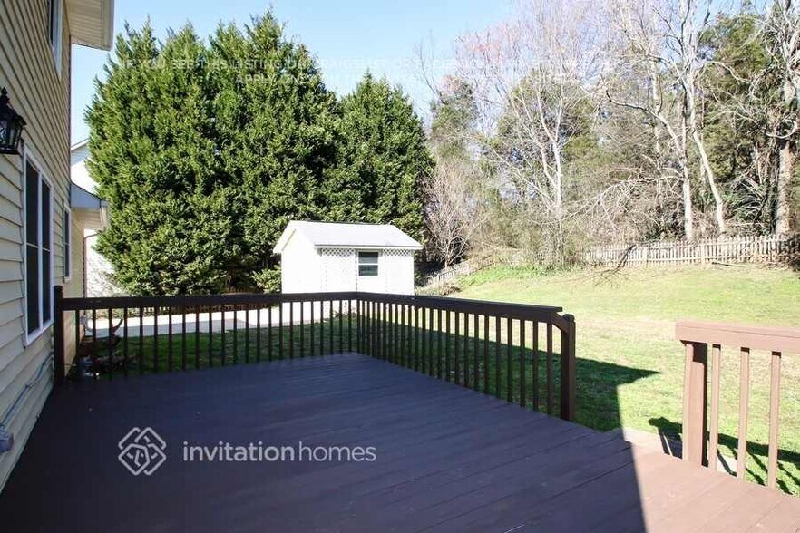 Building Photo - 1811 Southridge Dr