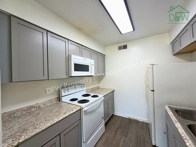 Building Photo - 3 Bed / 2 Bath Townhome - Fenced Yard, Community Pool, Washer & Dryer Included | Irving 75038