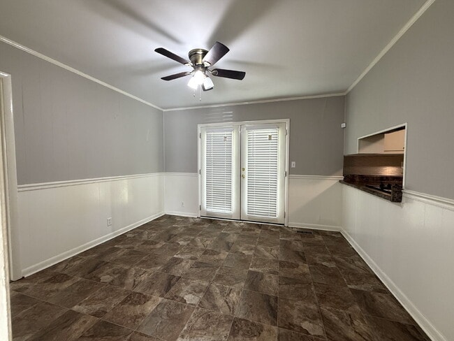 Building Photo - "Charming 3-Bed Home with Beautiful Hardwood Floors on Euclid Road!"