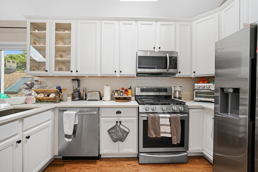 Building Photo - 1028 N Wolcott Ave