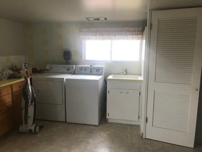 Building Photo - 4 Bedrooms, Pool & Golf Course Views!