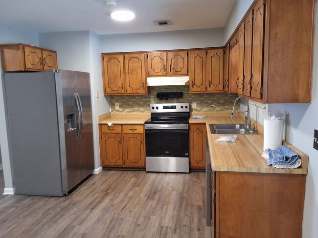 Building Photo - 1800 Preston St