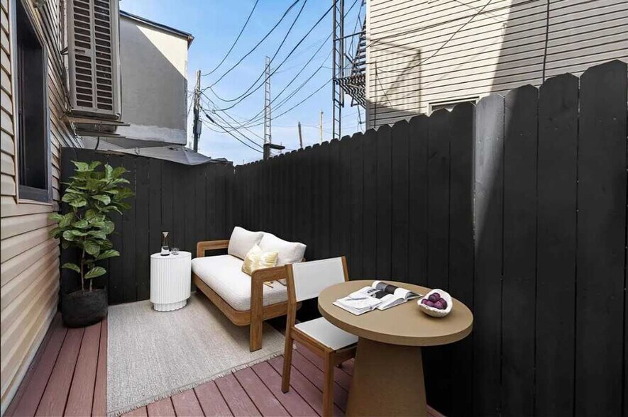 Building Photo - 10 Hausman St