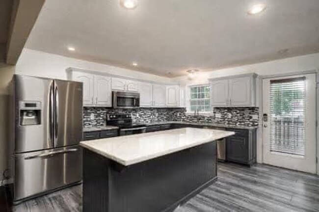 Building Photo - 3 Bedroom Luxury Home