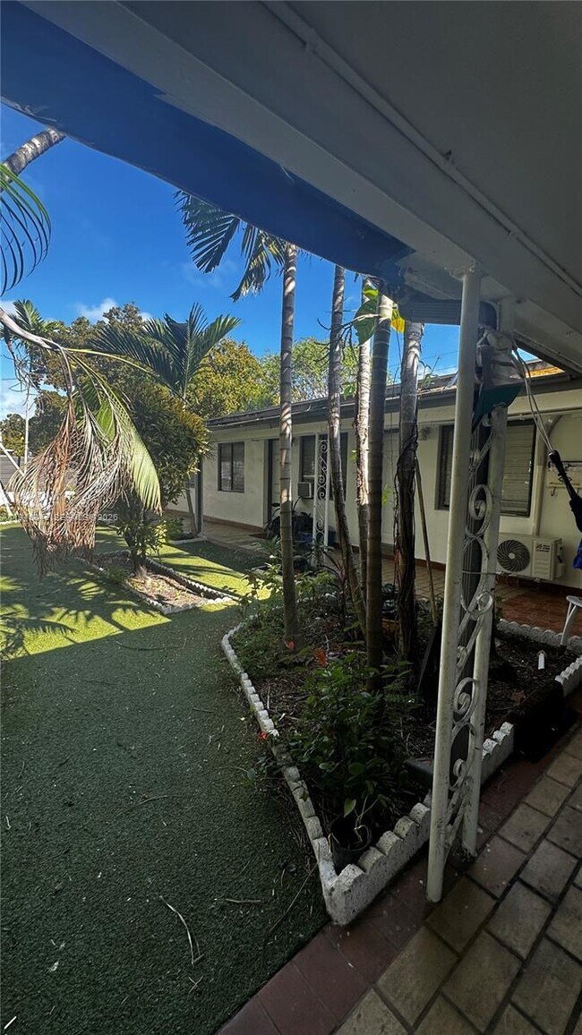 Building Photo - 732 Moffett St