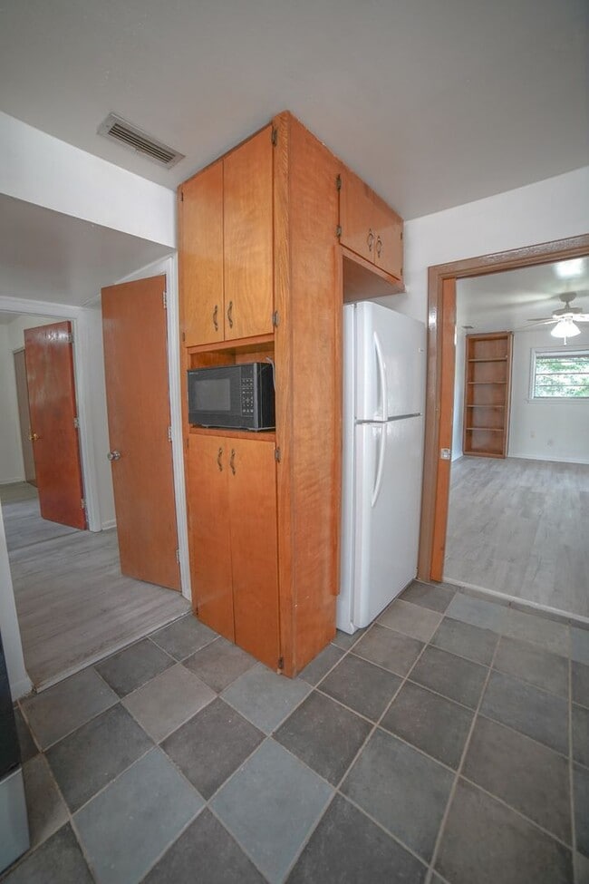 Building Photo - 3 Bed / 2 Bath Brick Home With Yard In Town