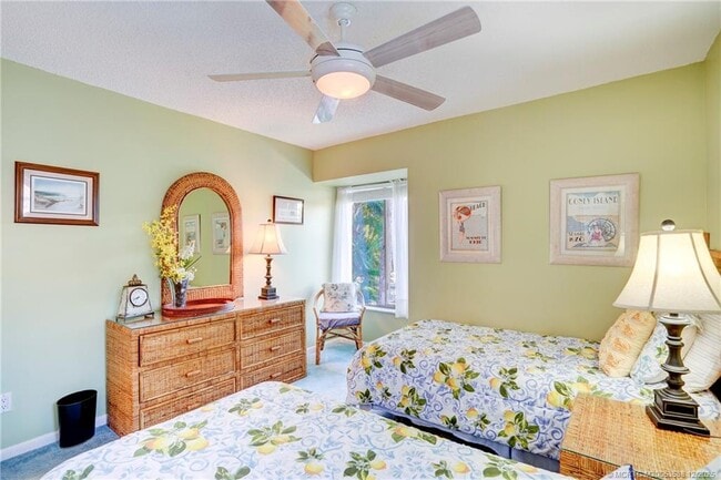 Building Photo - 233 NE Edgewater Dr