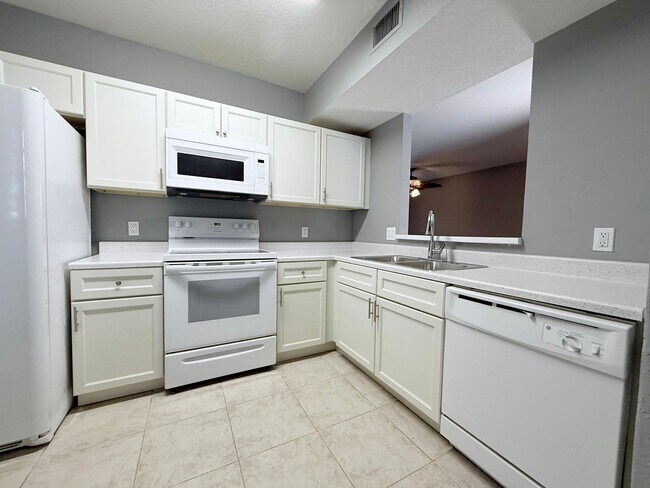 Building Photo - 1115 Golden Lakes Blvd