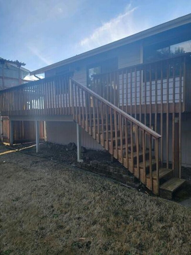 Building Photo - Classic North Tacoma 4 Bedroom Tri-Level with Peak a Boo View!