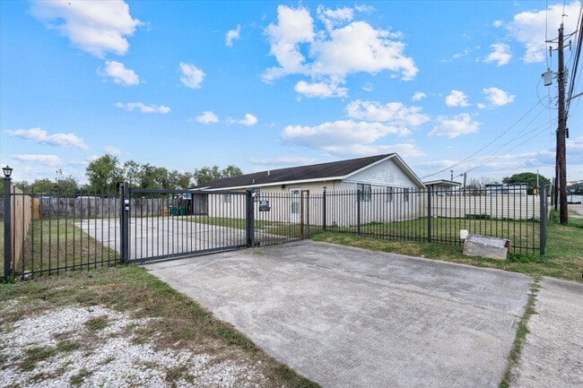 Building Photo - 2910 San Augustine Ave