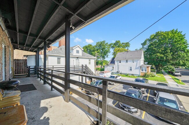 Building Photo - Freshly Renovated 4BR Apartment