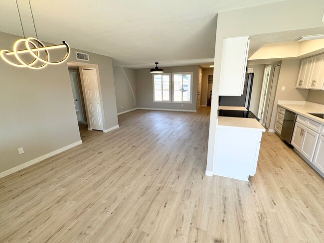 Building Photo - Newly Renovated 3 bedroom 2 bathroom House In Tempe. Private Pool With Pool Service Included